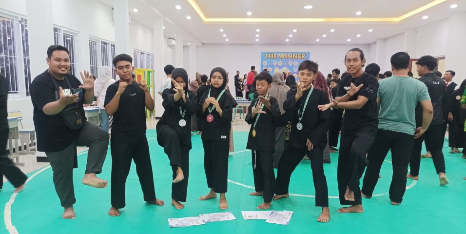 Dua Peserta Didik MTs. Maslakul Huda Sabet Dua Medali Perak Dalam Kejuaraan Pencak Silat